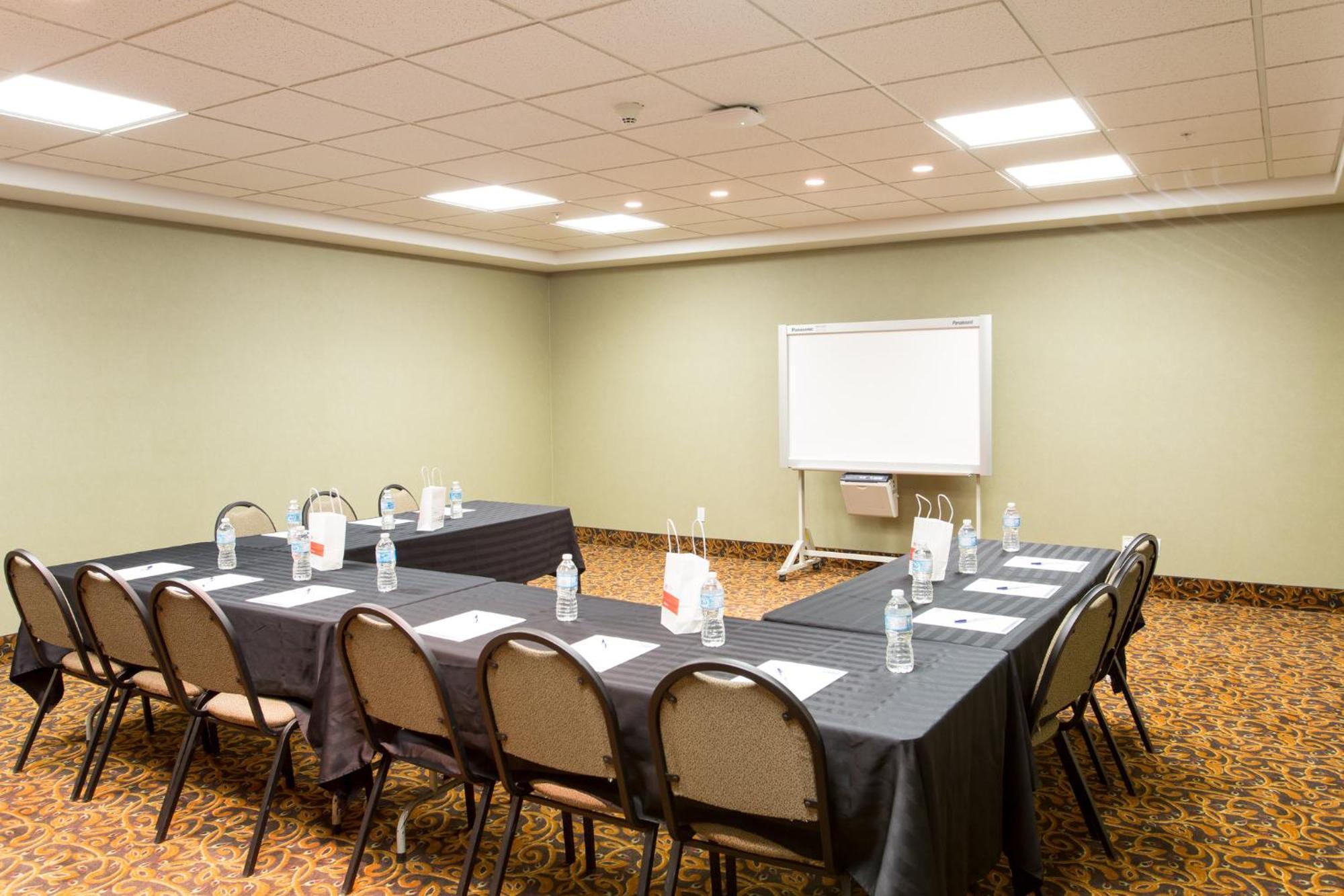 Holiday Inn Express & Suites Whitecourt By Ihg Εξωτερικό φωτογραφία