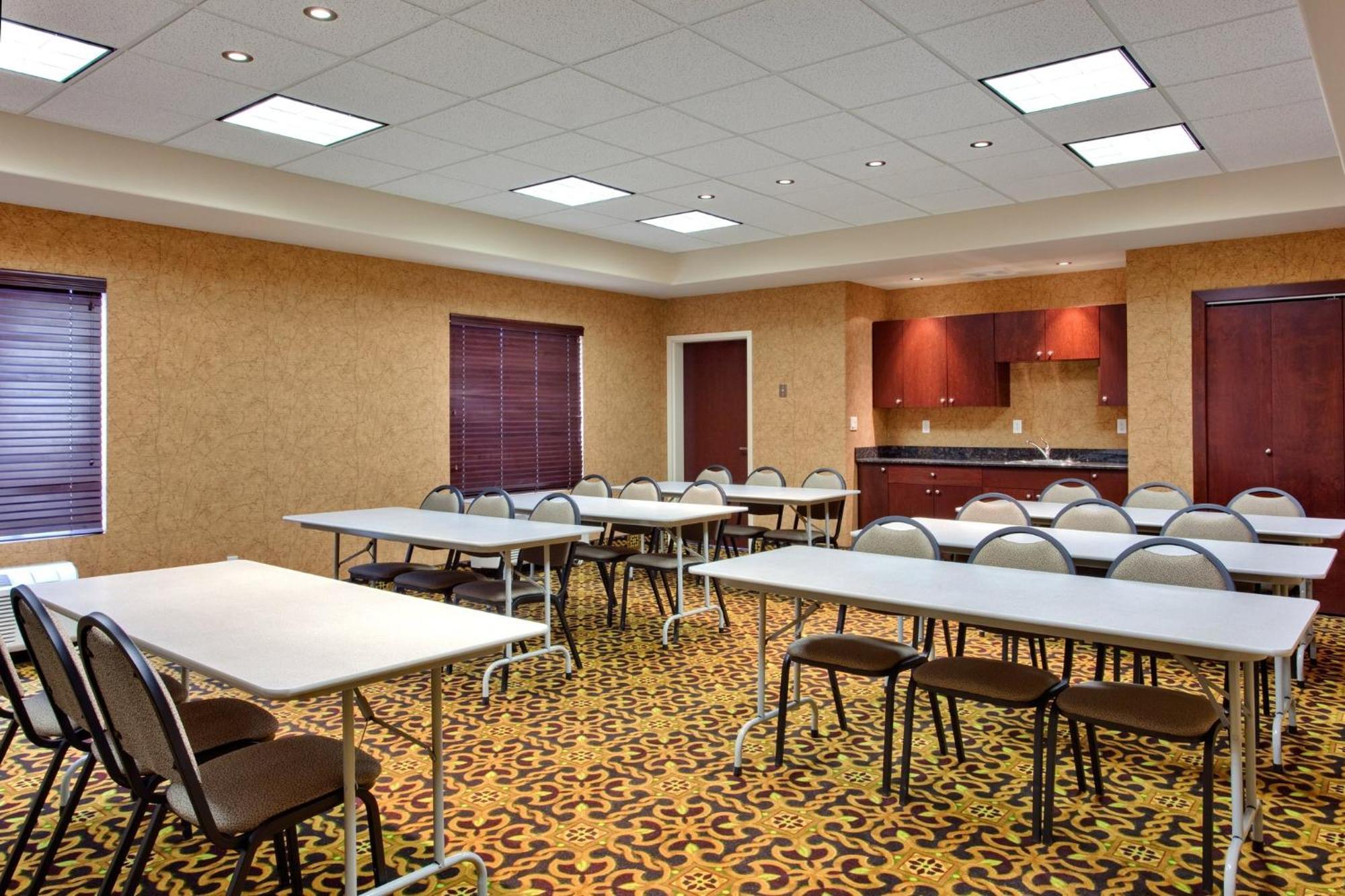 Holiday Inn Express & Suites Whitecourt By Ihg Εξωτερικό φωτογραφία
